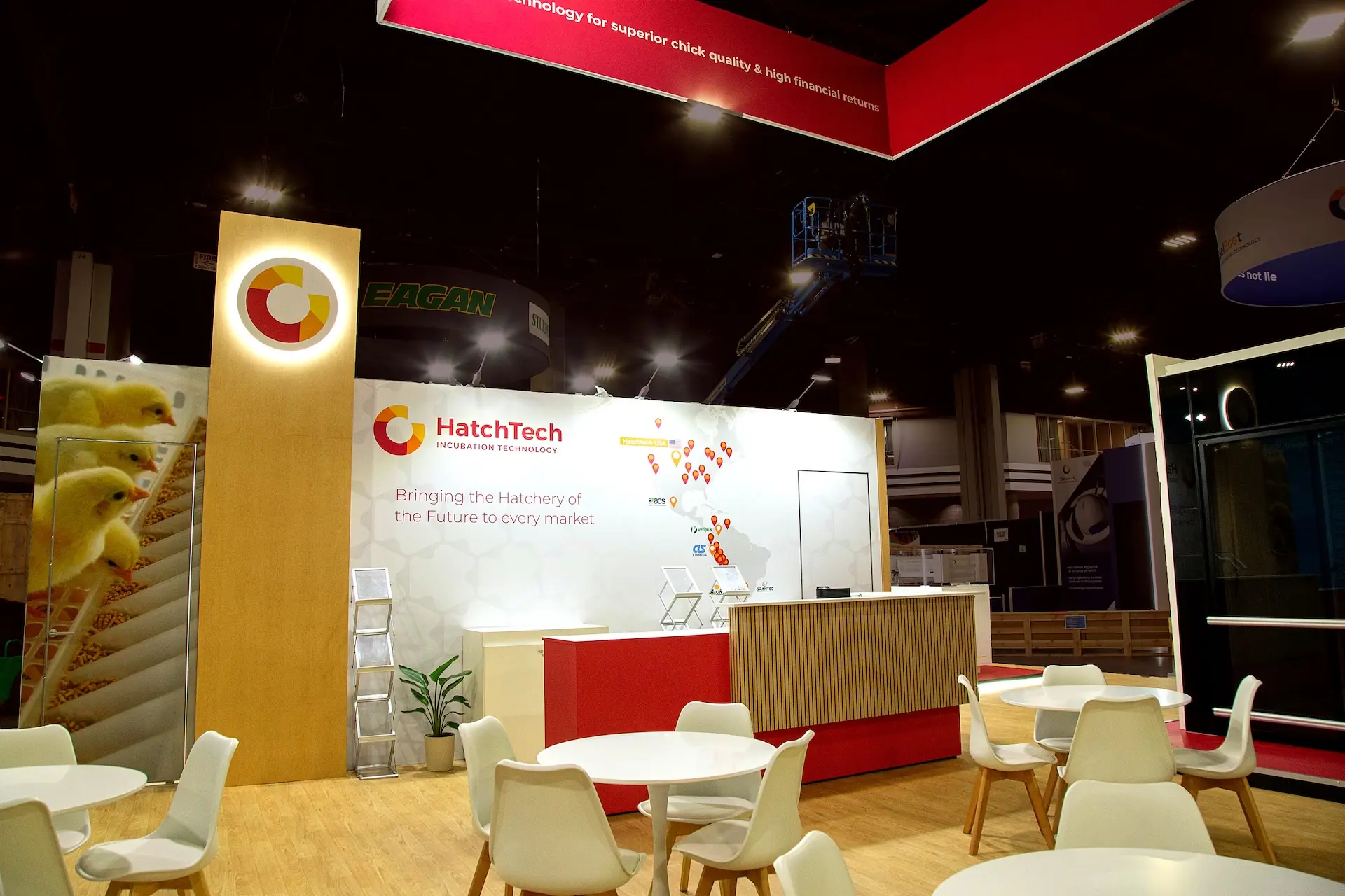 hatchtech-booth-reception-desk-seating